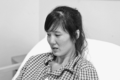 郭萍先做完手術的左腳剛剛拆線，但還打著石膏，鋼釘也尚未取出