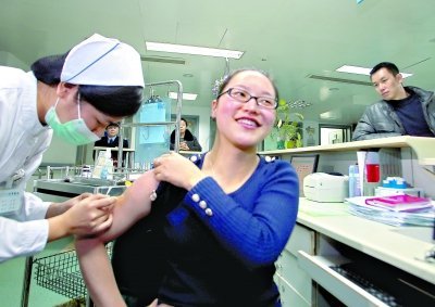 昨日，向雪敏在同濟(jì)醫(yī)院血液科病房打動(dòng)員劑，丈夫陳武右在身后注視著妻子 記者傅克強(qiáng)