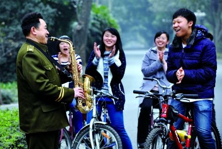 自學(xué)三種樂器，大學(xué)保安哥夢想開音樂會