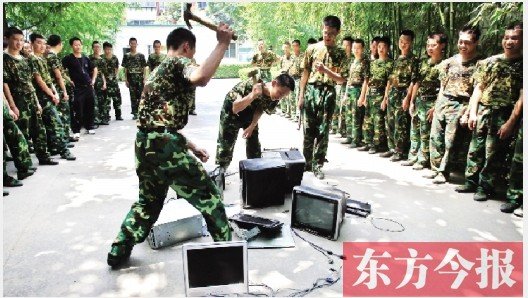 為了讓孩子表達(dá)戒除網(wǎng)癮的決心，學(xué)校組織孩子親手砸毀電腦