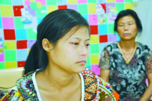 王學鳳望著女兒，一言不發(fā)