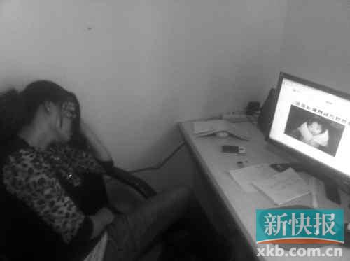 遇難孩子的母親向記者展示女兒生前的照片，一邊掩面而泣