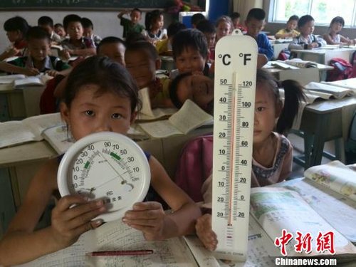 6月3日，下午四點，昆明市東川區(qū)因民鎮(zhèn)中心學(xué)校一年級教室溫度達(dá)到44℃