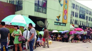 金壇市實(shí)驗(yàn)幼兒園門前，家長在排隊(duì)