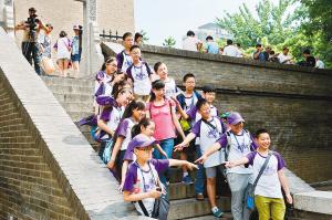 西安小雁塔景區(qū)內(nèi)，學(xué)生們正在古跡前合影留念