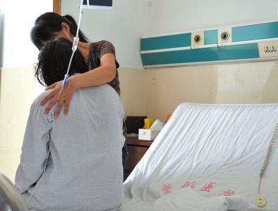 由于前天進(jìn)行了面部修復(fù)手術(shù)，俞燕身體不適，父母24小時(shí)陪在她的身邊