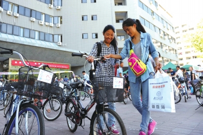 前天，兩名新生在登記后領(lǐng)取了自己的“愛心車”
