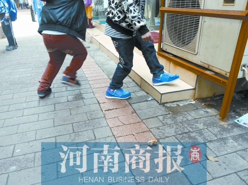 路邊，兩個(gè)小學(xué)生正在扔“臭屁炸彈