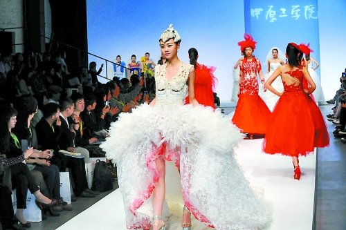 中原工學院服裝設(shè)計亮相北京798