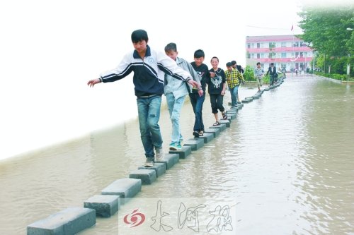 因“挪”修下水道錢學(xué)校被淹 學(xué)生渡“?！鄙蠈W(xué)
