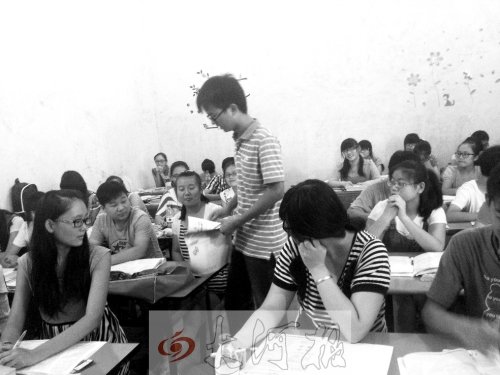 補(bǔ)習(xí)課上，馮昊怡不像老師，更像是學(xué)生們的同學(xué)。