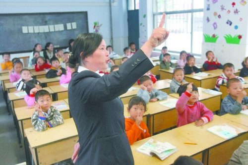 不到上小學年齡的孩子，只得在幼兒園復讀或者上“幼小銜接班”