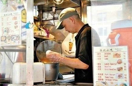 紐約哥大門口，顧客排長隊買他的肉夾饃