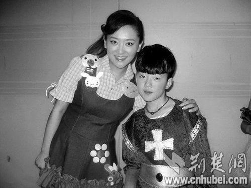 楊光參加央視節(jié)目表演時，同主持人月亮姐姐合影