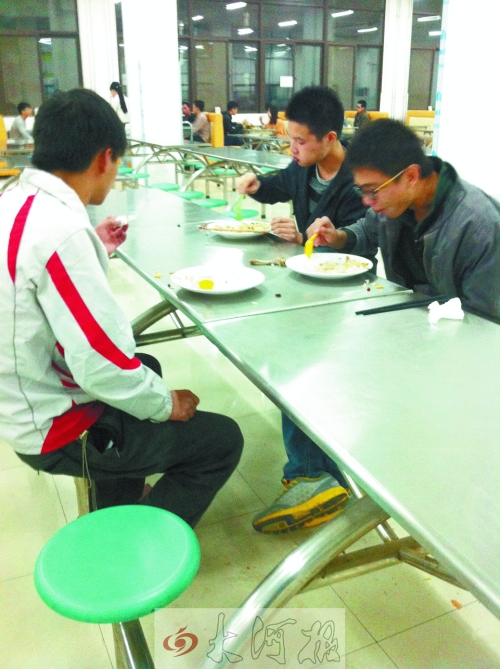 在鄭州一所高校食堂內(nèi)，大多數(shù)學生都是“光盤族”