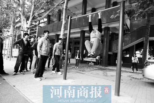 引體向上，難住不少同學(xué)