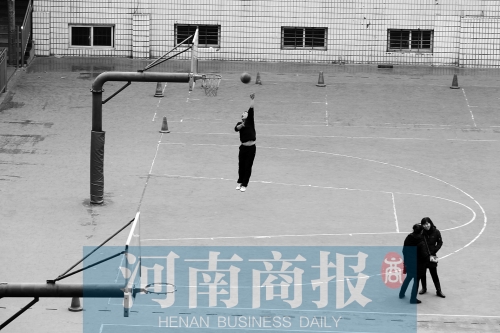 目前，鄭州市有超過30所學校對社會開放體育設施