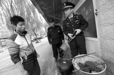 一餐館違規(guī)使用煤爐，被麥子店城管隊責令停止，并限期清除所屯的蜂窩煤