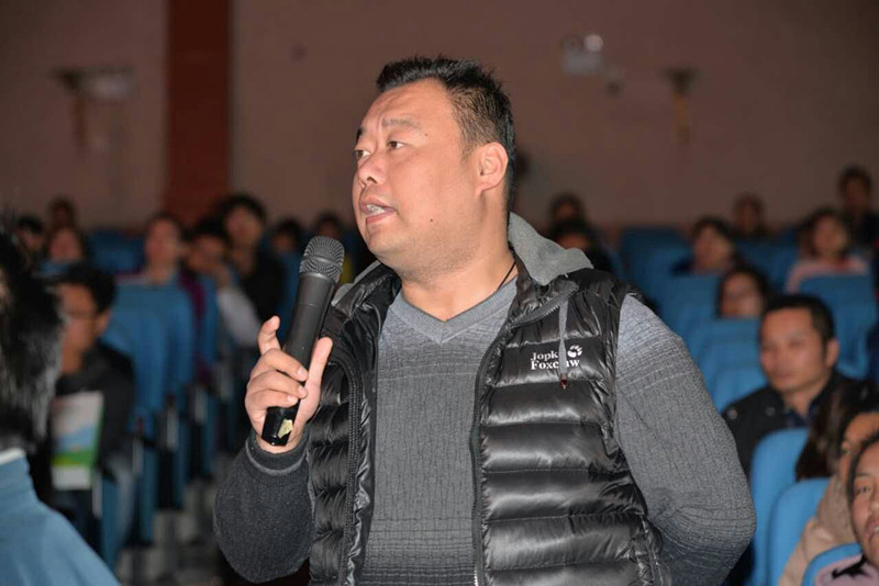 講座結(jié)束家長(zhǎng)朋友踴躍提問，請(qǐng)專家答疑解惑