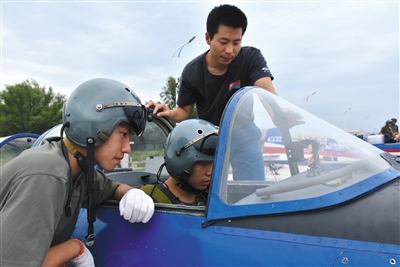8月26日，來(lái)自吉林、湖北、山東的青少年航空學(xué)校的高中學(xué)生，進(jìn)行了首次飛行體驗(yàn)活動(dòng)