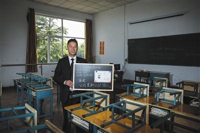 　張俊成，41歲，曾是北京大學的一名保安。1995年，通過成人高考，考上了北京大學法律系(?？?，被媒體稱為“北大保安高考第一人”，現(xiàn)為長治市一所中等職校的校長