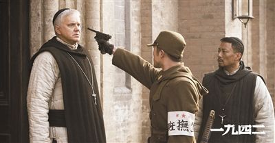 梅甘（左）、安西滿（右）與日本兵對峙的一幕。