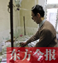 54歲的老楊把自己當(dāng)做護(hù)士，不離不棄照顧著已成“植物人”的母親