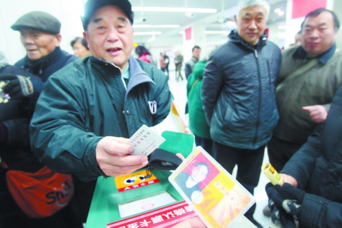 老人帶著多種證件想免費(fèi)乘車，工作人員稱沒接到通知拒絕。