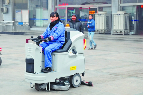 洛陽(yáng)火車站新購(gòu)3臺(tái)洗地機(jī)提高保潔作業(yè)效率，成為站前廣場(chǎng)一道風(fēng)景