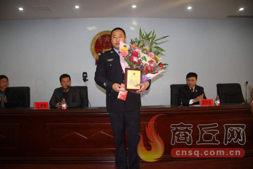 高兵雷是睢陽區(qū)檢察院一位檢察干警，在去鄭州捐獻(xiàn)造血干細(xì)胞時(shí)，他所在的單位為他組織了熱烈的歡送儀式