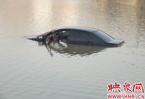 3月10日清晨，一輛黑色轎車掉入民權(quán)縣東沙河中