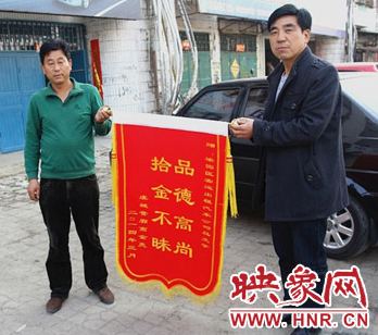 客運出租汽車公司領(lǐng)導與的哥馬文學接收錦旗