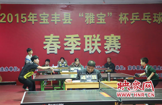 2月22日，河南省寶豐縣兩名乒乓球參賽選手在比賽中激烈角逐。