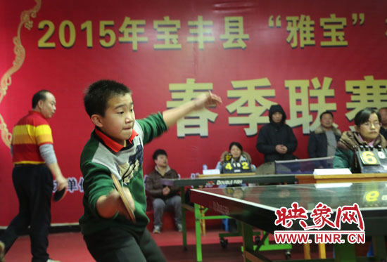 2月22日，乒乓球參賽選手在河南省寶豐陽光青少年俱樂部迎新春乒乓球春季聯(lián)賽，選手在比賽中激烈角逐。