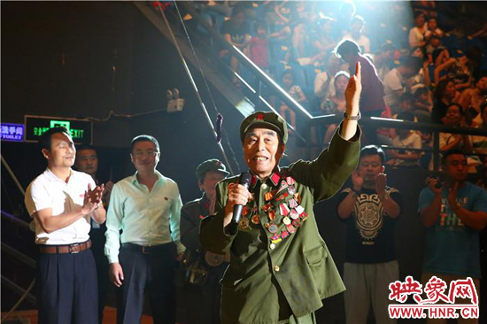 胡國全高唱《志愿軍戰(zhàn)歌》，朝鮮國立雜技團團長拍手致敬