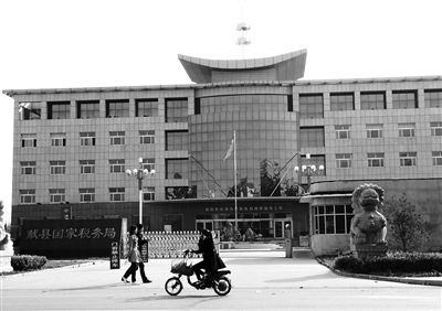 10月29日，河北滄州市獻(xiàn)縣國(guó)稅局。10月底，一些企業(yè)主被叫到國(guó)稅局談“交稅”問(wèn)題。新京報(bào)記者 孟祥超 攝