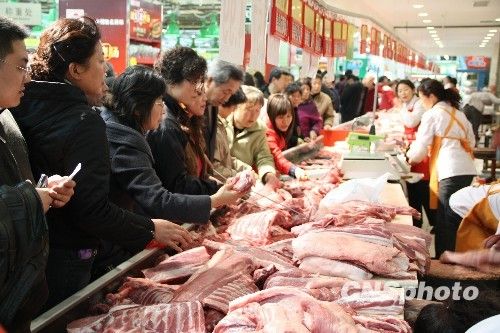 資料圖。1月份CPI等經(jīng)濟(jì)數(shù)據(jù)將于今天發(fā)布。多家機(jī)構(gòu)預(yù)計，受春節(jié)“錯位”因素及豬肉價格回落影響，1月CPI同比漲幅在1.8%左右。從各機(jī)構(gòu)發(fā)布的報告來看，從2月開始，CPI或?qū)⑦M(jìn)入新一輪上行周期。