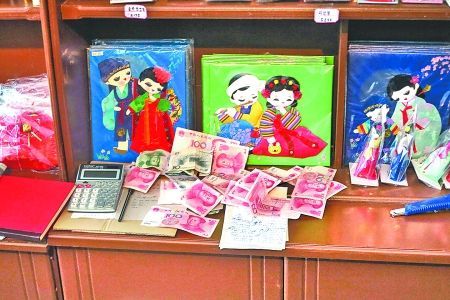 2012年6月21日，在朝鮮羅先特別市的一家商店里，柜臺(tái)上散落著一些人民幣。在朝鮮，人民幣比本國的貨幣更受歡迎。 CFP供圖