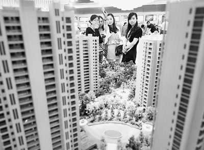 圖為近日，浙江杭州一家房產(chǎn)公司的兩位銷售人員一起向購(gòu)房者介紹樓盤。新華社記者 王定昶攝