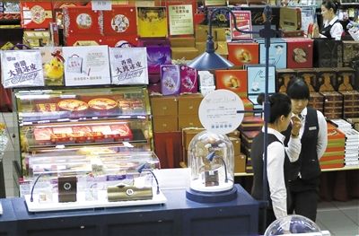 昨日，北京賽特購(gòu)物中心，擺放出售的月餅禮盒，上千元的品種僅5種。新京報(bào)記者 王叔坤 攝