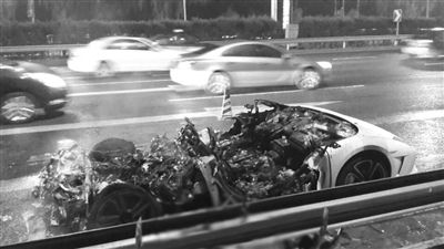 蘭博基尼自燃后報(bào)廢?！∥⒉┚W(wǎng)友 SCC寬寬 攝