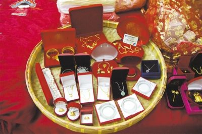 10月1日，王小姐在廣東汕頭舉行婚禮，她的彩禮包括3個玉鐲、多個金戒指及一張銀行卡。新京報記者 吳振