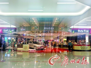 　迪拜機場的免稅店是不少人的血拼地。