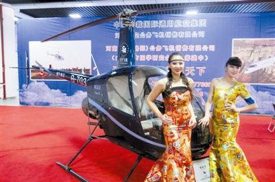 美女固然誘人，但更誘人的恐怕還是直升機