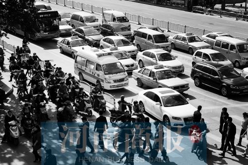 紫荊山路與商城路交叉口，見無車讓行，一輛救護車只好選擇右轉(zhuǎn)車道直行 記者 邱曉峰/攝