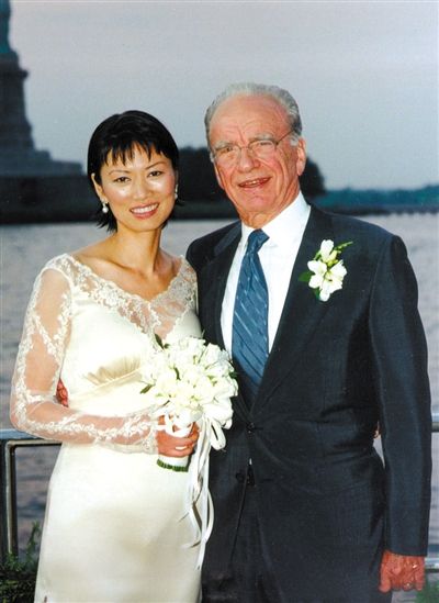 1999年6月，68歲的默多克與30歲的鄧文迪結(jié)婚。