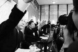 政協(xié)發(fā)言人：信心不足致內(nèi)地人買(mǎi)香港奶粉