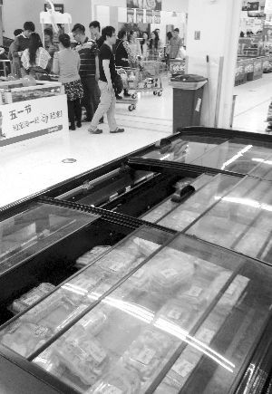 新街口某超市羊肉卷柜臺(tái)無人問津。