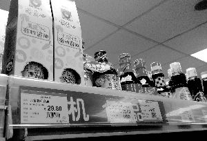 永旺超市里，兒童醬油價格不菲且品種繁多，但買的顧客較少。信息時報記者 郭柯堂 攝