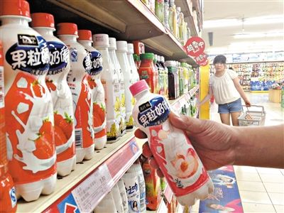 昨日，勁松京客隆超市貨架上，可口可樂果粒奶優(yōu)仍在售?？煽诳蓸饭咀蛉瞻l(fā)表聲明稱，已使用25公斤可能受到肉毒桿菌污染的乳粉，用于生產個別批次的美汁源果粒奶優(yōu)。新京報記者 韓萌 攝